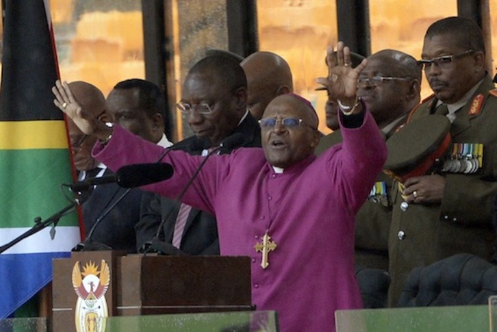 El arzobispo emérito de Ciudad del Cabo, Desmond Tutu, en la misa por Mandela. (Pedro UGARTE/AFP PHOTO)