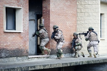 Exhibición de militares españoles en el cuartel de Aizoain. (Iñigo URIZ/ARGAZKI PRESS)