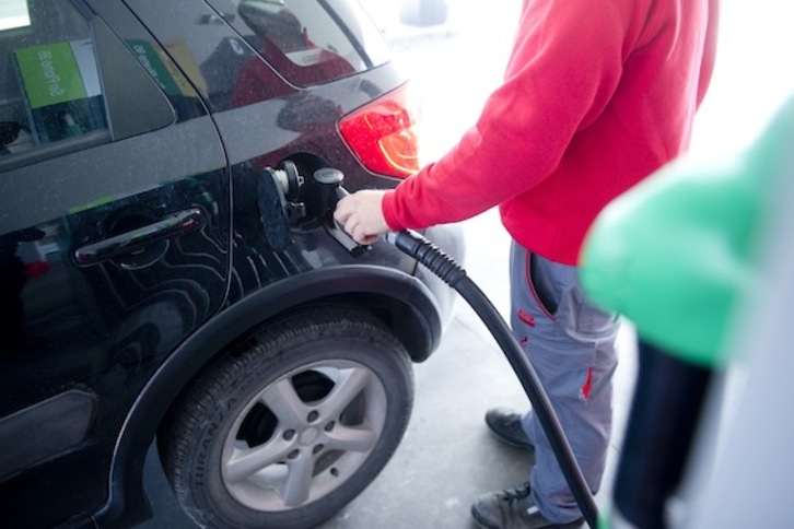 La bajada de los precios de los carburantes ha sido inferior a la de 2015. (Iñigo URIZ/ARGAZKI PRESS)
