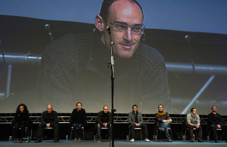 Zortzi bertsolariak taula gainean. (Luis JAUREGIALTZO / ARGAZKI PRESS)