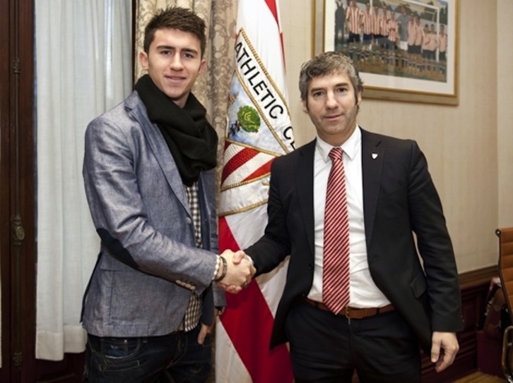 Laporte y Urrutia se dan la mano tras la firma del nuevo acuerdo. (www.athletic-club.net)