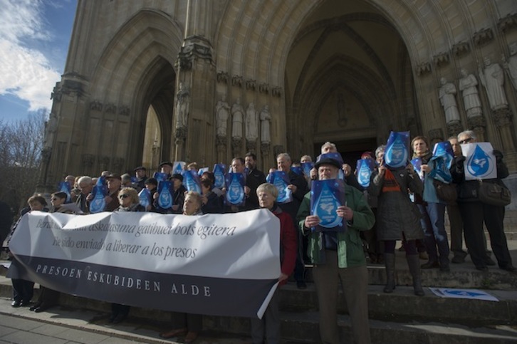 Concentración de colectivos cristianos ante la catedral de Gasteiz. (Juanan RUIZ / ARGAZKI PRESS)