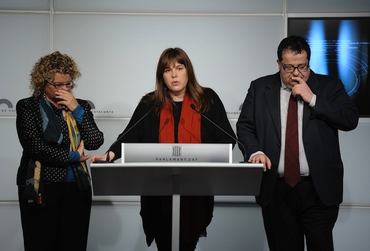 El líder de Avancem, Joan Ignasi Elena, junto a las diputadas críticas Núria Ventura y Marina Geli. (Josep LAGO/AFP)