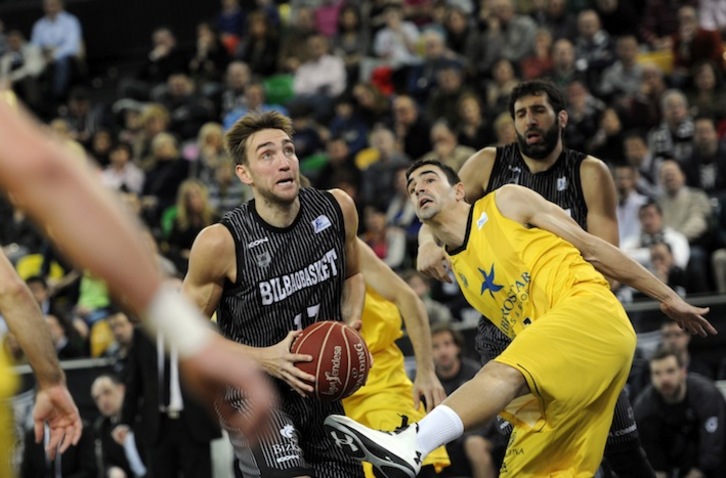 Hervelle, en un momento del partido contra el Tenerife. (Marisol RAMÍREZ/ARGAZKI PRESS)