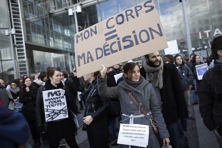 También hubo manifestantes a favor del derecho al aborto al paso de la movilización contra él. (Thomas SAMSON / AFP)
