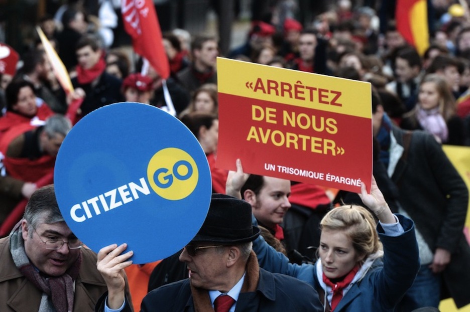 «¡Dejad de abortarnos!» decían los que pretenden prohibir este derecho. (Pierre ANDRIEU / AFP)