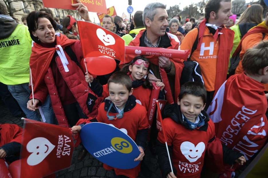 Miembros de asociaciones anti-abortistas españolas ayer en París. (Pierre ANDRIEU / AFP)