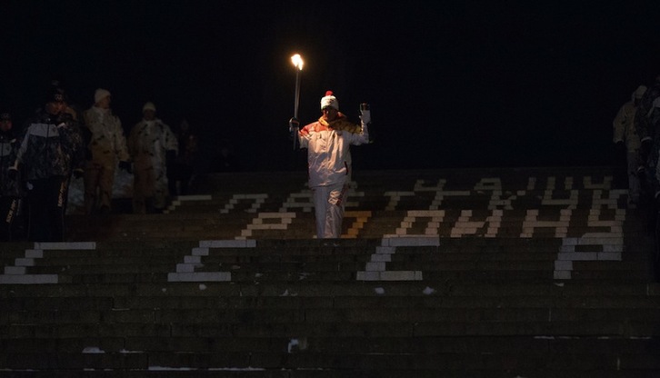 La antorcha olímpica a su paso por Volgogrado. (AFP PHOTO)