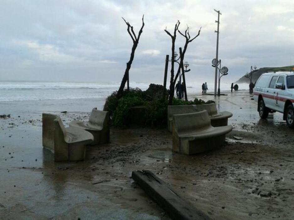 Zarautzeko pasealekuan olatuek utzitako arrastoa. (vía twitter @lorenalacalleA)