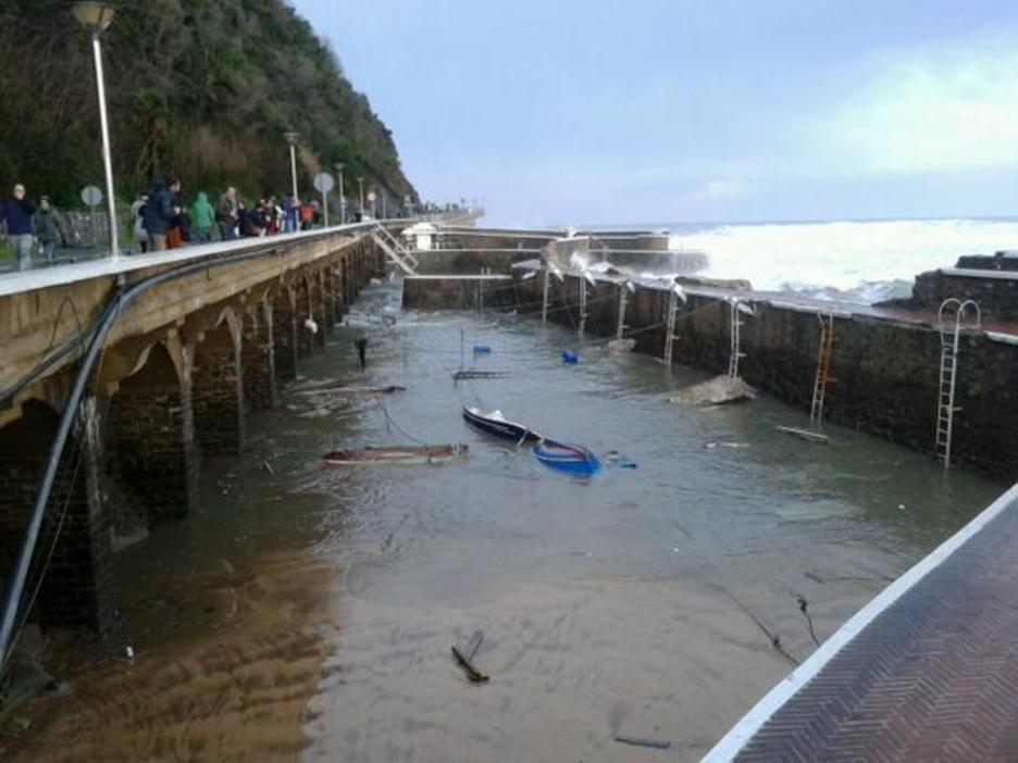 Barkuak eraman dituzte olatuek Zarautzen. (via twitter @Agirre84Ztz)