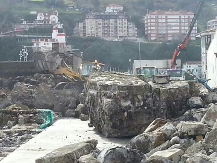 El muro del puerto ha caído con el impacto de las olas. (via twitter @Asiersangar)