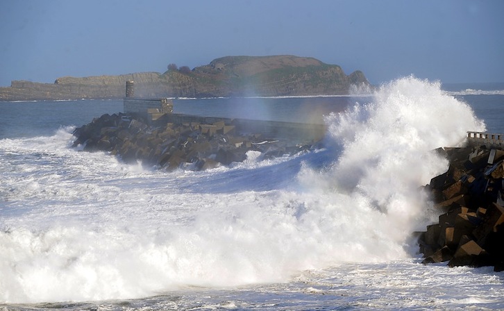 El temporal ha dejado imágenes espectaculares, como esta en Bermeo. (Marisol RAMÍREZ/ARGAZKI PRESS)