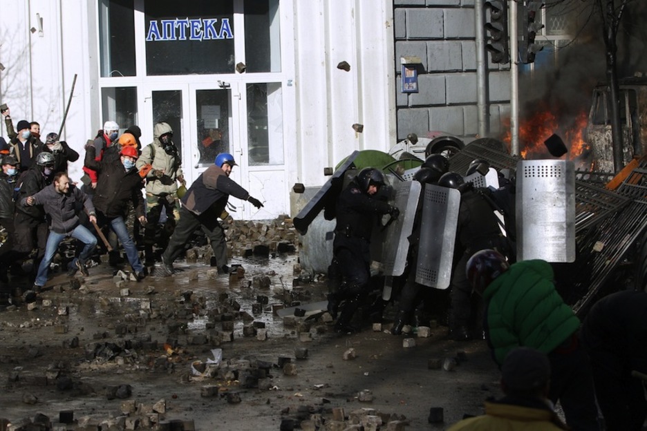 Lluvia de adoquines contra la Policía. (Anatolii BOIKO /AFP PHOTO)