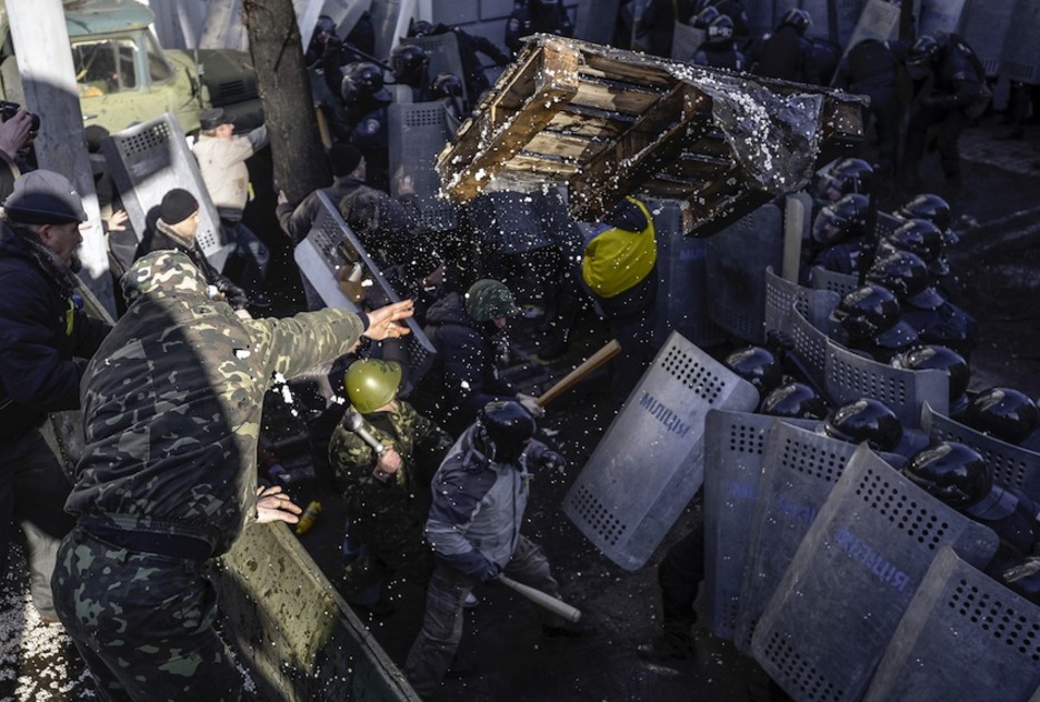 Choque entre policías y opositores. (Andrew KRAVCHENKO / AFP PHOTO)