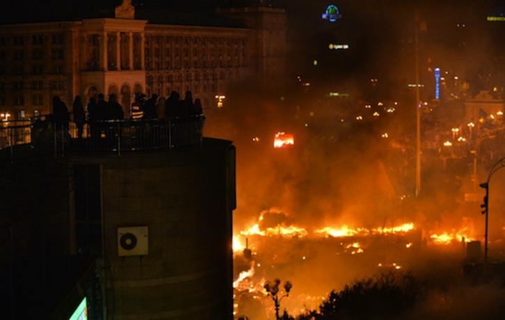 Los enfrentamientos han continuado durante toda la noche. (Sergei SUPINSKY/AFP PHOTO)