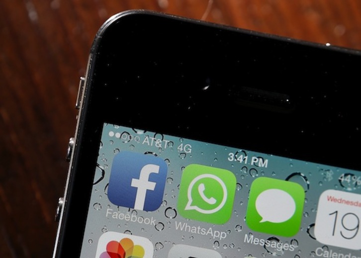 Los iconos de Facebook y WhatsApp en la pantalla de un dispositivo móvil. (Justin SULLIVAN/AFP PHOTO)