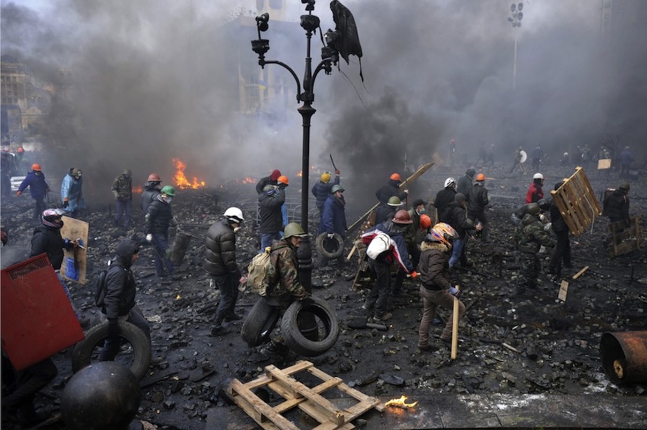 Los enfrentamientos entre la policía y los opositores se han reanudado esta mañana. (Louisa GOULIAMAKI/AFP)