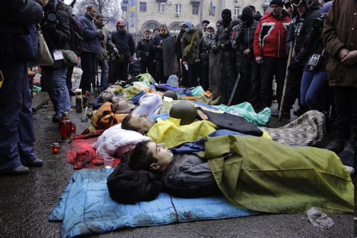 Cadáveres de manifestantes alineados en el suelo. (Alexander CHEKMENEV / AFP PHOTO) 