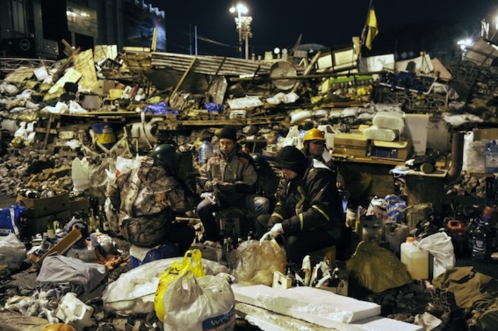 Varios opositores, en la plaza de la Independencia de Kiev. (Louisa GOULIAMAKI/AFP PHOTO)