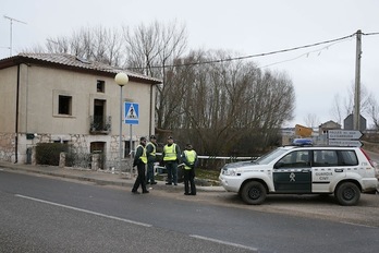La Guardia Civil, en las inmediaciones de la casa donde ha tenido lugar el trágico suceso. (César MANSO/AFP PHOTO)