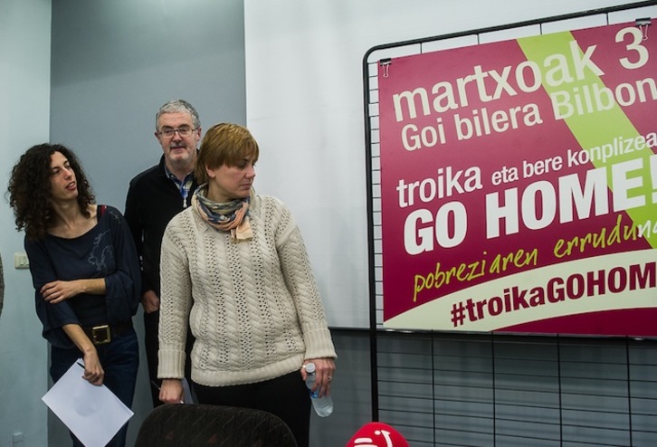 Ainhoa Etxaide y Adolfo Muñoz entran en la sala de prensa. (Luis JAUREGIALTZO/ARGAZKI PRESS)