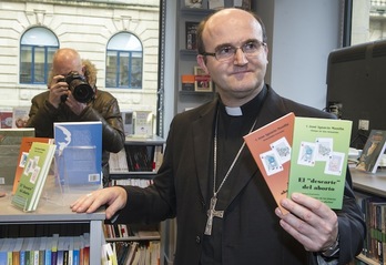 Munilla, con el librito que contiene la carta pastoral sobre el aborto. (Jon URBE/ARGAZKI PRESS)