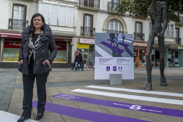 La directora de Emakunde, Izaskun Landaida, ha atravesado simbólicamente un paso de cebra. (Juanan RUIZ/ARGAZKI PRESS)