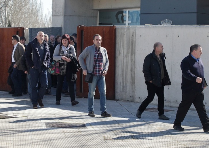 Algunos de los procesados salen de la Audiencia Nacional tras la sesión de ayer. (J. DANAE/ARGAZKI PRESS)