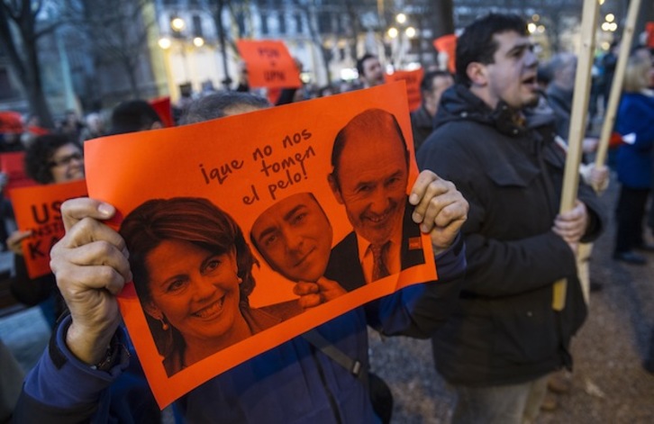 Uno de los carteles exhibidos en la protesta. (Jagoba MANTEROLA / ARGAZKI PRESS)