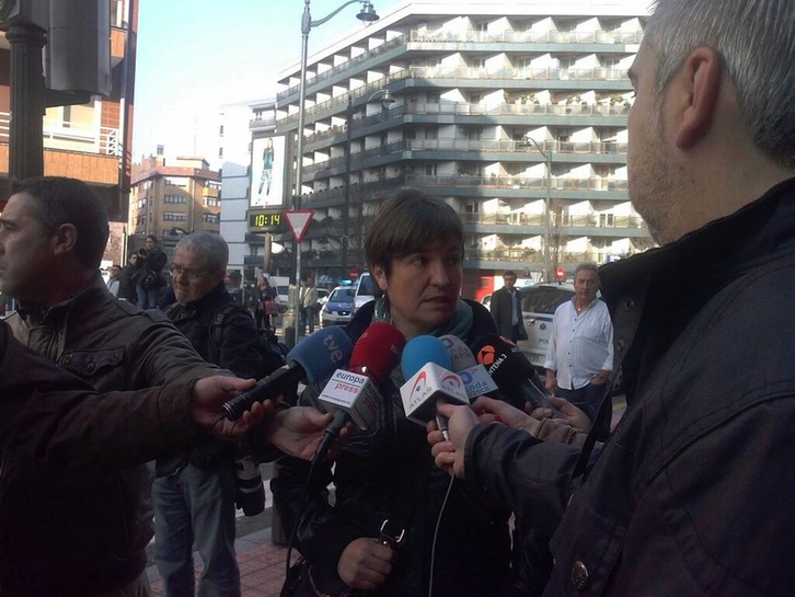 Maribi Ugarteburu hace declaraciones a los medios en Santutxu. (@SortuBilbo)