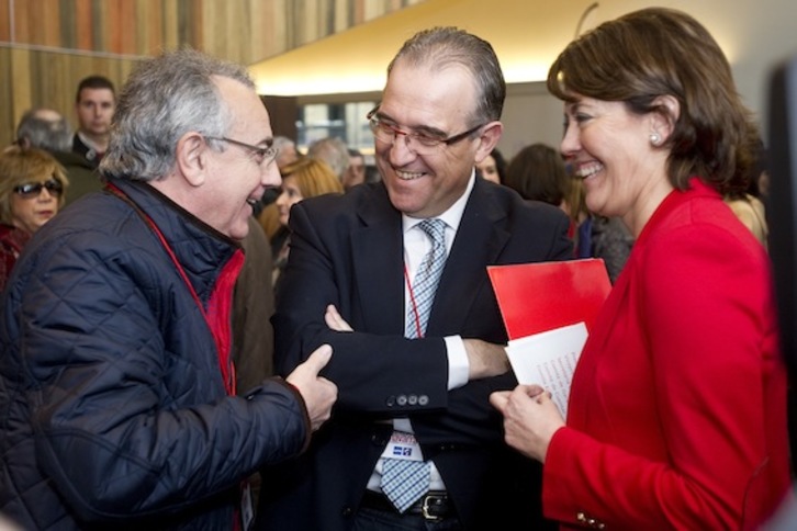 Yolanda Barcina y Enrique Maya, junto a Miguel Sanz (izda.), en una imagen de archivo. (Iñigo URIZ/ARGAZKI PRESS) 