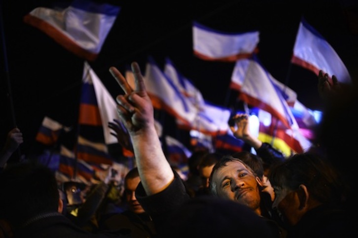 Crimeos celebran el resultado del referéndum en una plaza de Simferopol, la capital de la península. (Dimitar DILKOFF/AFP PHOTO)