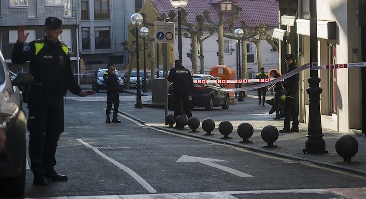 La Ertzaintza acordonó la zona de la vivienda en la que fue hallada muerta la víctima. (Luis JAUREGIALTZO/ARGAZKI PRESS)