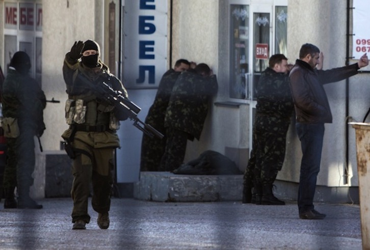 Militares rusos arrestan a soldados ucranianos en Simferopol, capital de Crimea. (Alisa BOROVIKOVA / AFP PHOTO) 