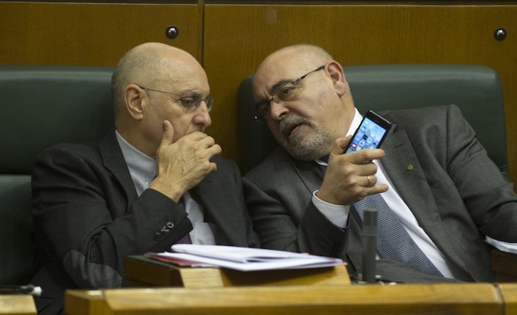 Ares y Pastor, integrantes de la ponencia, conversan en la Cámara de Gasteiz. (Juanan RUIZ / ARGAZKI PRESS)