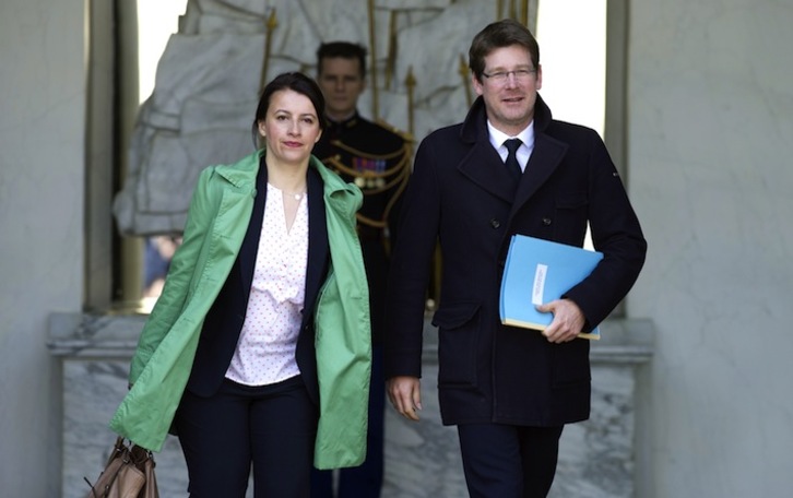 Cecile Duflot y Pascal Canfin salen del Elíseo tras una reunión del Gobierno. (Alain JOCARD / AFP PHOTO) 