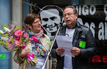 La madre y el padre de Iñigo Cabacas, durante el acto celebrado este mediodía. (Luis JAUREGIALTZO / ARGAZKI PRESS)