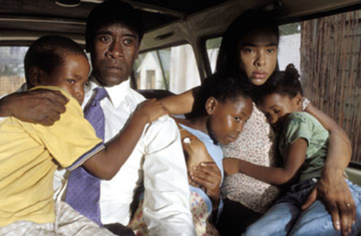 Don Cheadle y Sophie Okonedo protagonizaron la película ‘Hotel Rwanda’.