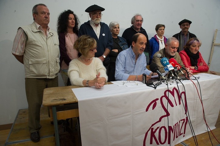 Representantes de Kontuz, en una anterior comparecencia. (Jagoba MANTEROLA/ARGAZKI PRESS)