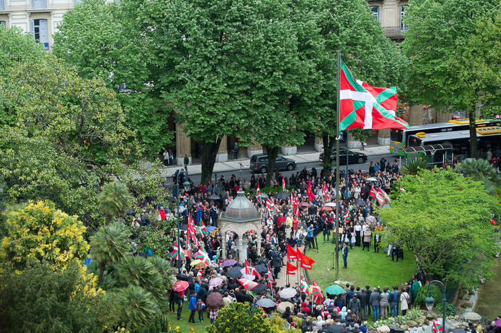 La ikurriña gigante ha sido izada en la Plaza Gipuzkoa. (Gorka RUBIO / ARGAZKI PRESS)