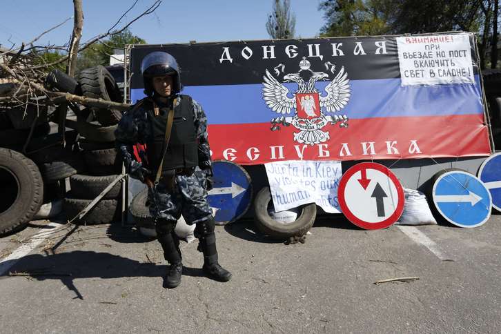 Activistas prorrusos controlan la circulación en Slaviansk. (Max VETROV / AFP)