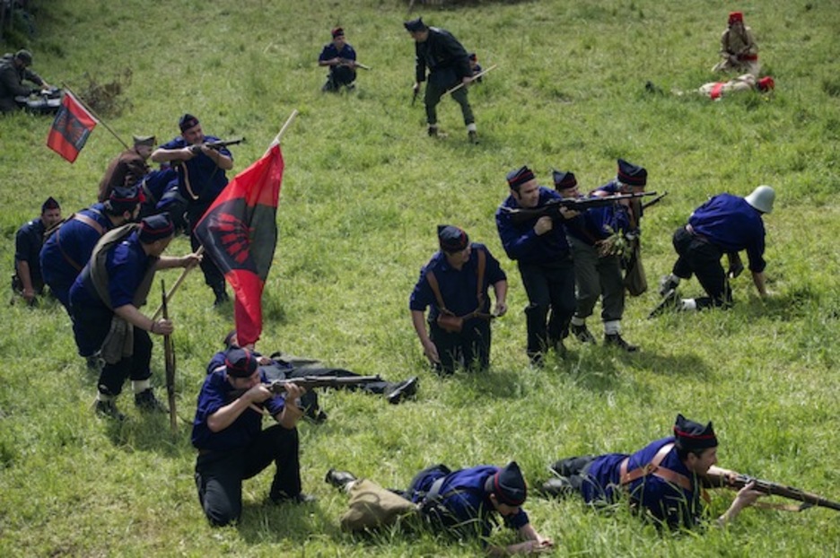 Falangistas atacan la posición de los gudaris. (Jon URBE/ARGAZKI PRESS)