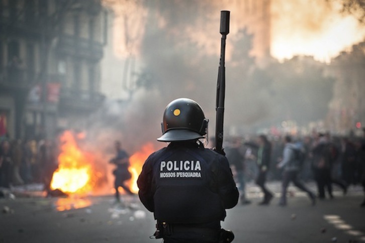 Un mosso con una escopeta de balas de goma durante la huelga del 29 de marzo de 2012 en Barcelona. (Albert GARCIA)