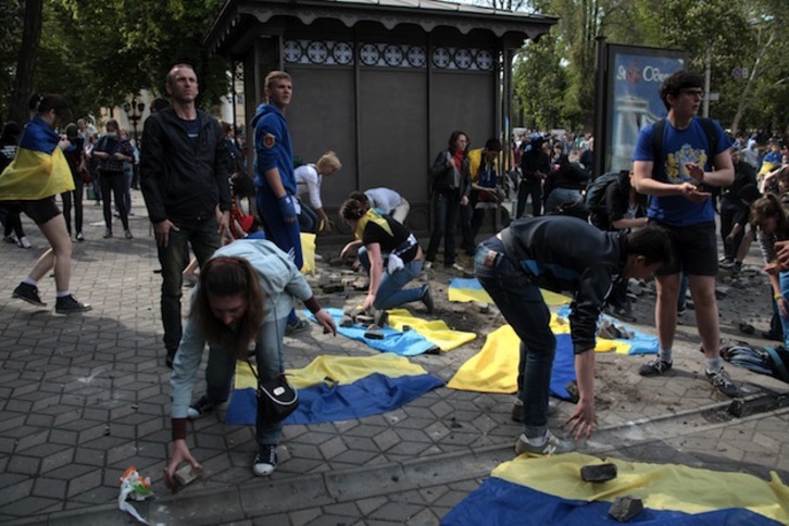 Hainbat ukrainar harriak biltzen Odessan. (AFP PHOTO)