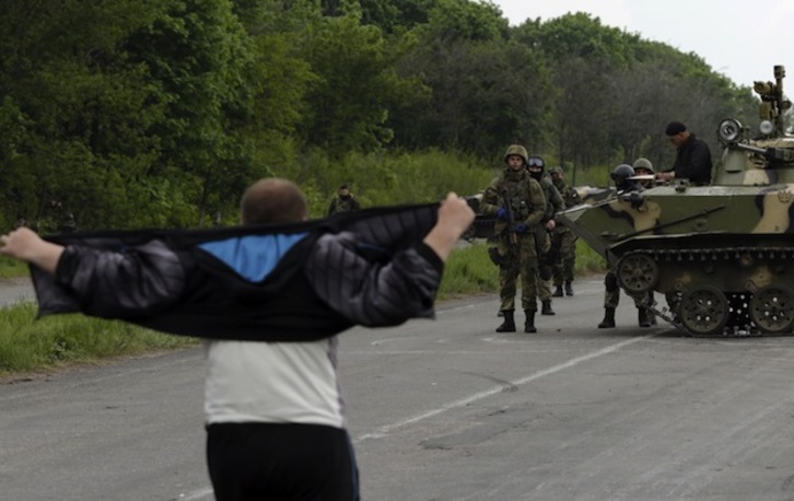 Un hombre se planta ante los soldados ucranianos en el este del país. (Max VETROV / AFP PHOTO) 