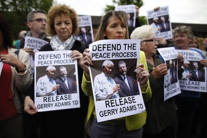 Carteles en los que se ve a Adams junto a Nelson Mandela. (Peter MUHLY / AFP PHOTO)