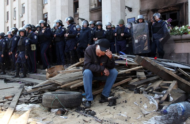 Policías custodian el edificio incendiado en Odessa. (AFP)