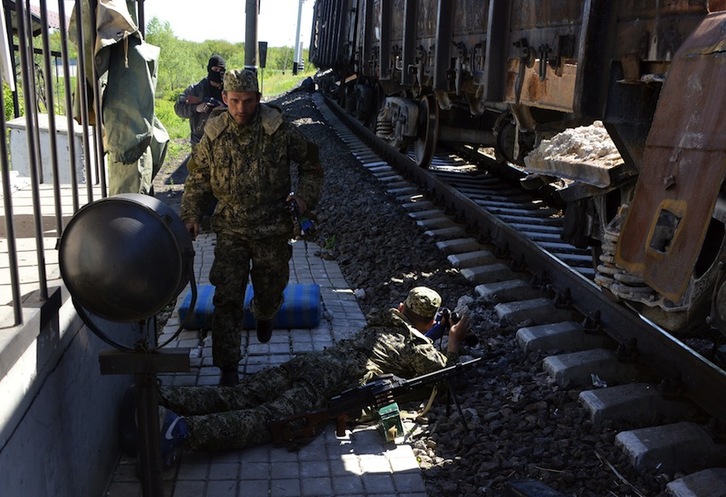 Activistas prorrusos en la estación de tren de Slaviansk. (Vasily MAXIMOV/AFP)