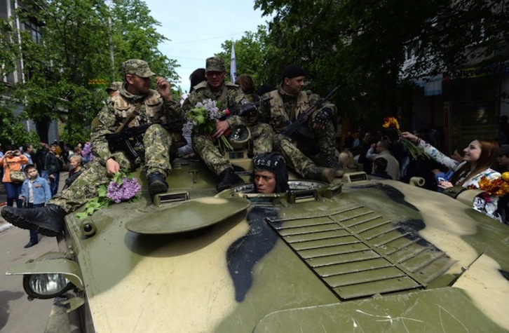 Milicianos prorrusos desfilan por las calles de Slavyansk, al este de Ucrania. (Vasily MAXIMOV / AFP PHOTO) 