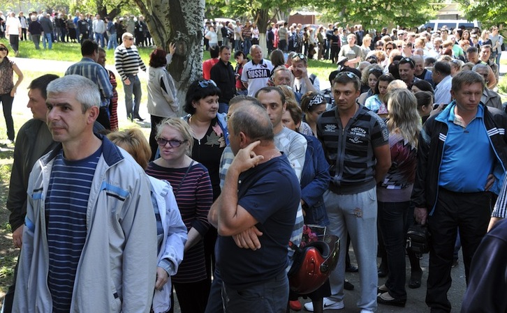 Largas colas en un colegio electoral de Donetsk. (GENYA SAVILOV / AFP)